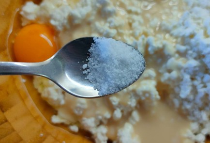 Фото шага рецепта Творожный пирог на сгущенке со сливами 190308 шаг 6  