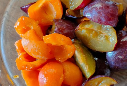 Фото шага рецепта Творожный пирог с абрикосами и сливой 190230 шаг 2  