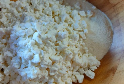 Фото шага рецепта Творожный пирог с абрикосами и сливой 190230 шаг 4  