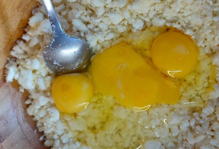 Фото шага рецепта Творожный пирог с абрикосами и сливой 190230 шаг 6  