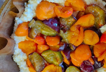 Фото шага рецепта Творожный пирог с абрикосами и сливой 190230 шаг 9  