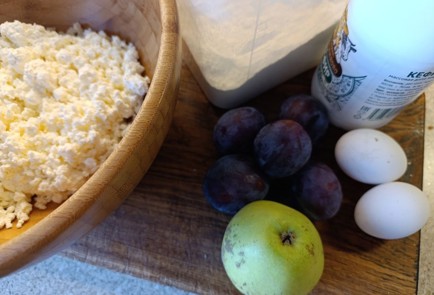 Фото шага рецепта Творожный пирог с яблоком и сливой 190828 шаг 1  