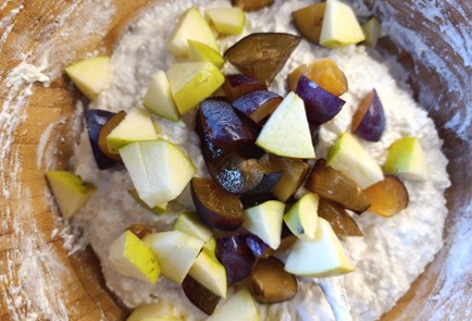 Фото шага рецепта Творожный пирог с яблоком и сливой 190828 шаг 13  