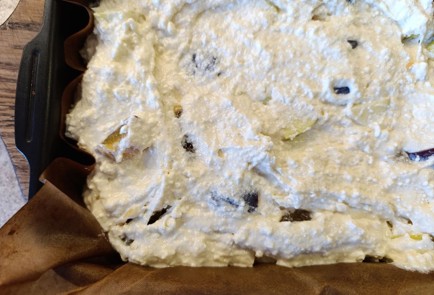 Фото шага рецепта Творожный пирог с яблоком и сливой 190828 шаг 16  