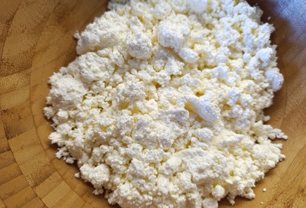 Фото шага рецепта Творожный пирог с яблоком и сливой 190828 шаг 2  