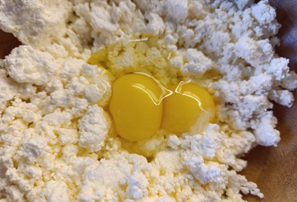 Фото шага рецепта Творожный пирог с яблоком и сливой 190828 шаг 3  