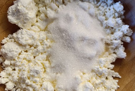 Фото шага рецепта Творожный пирог с яблоком и сливой 190828 шаг 4  