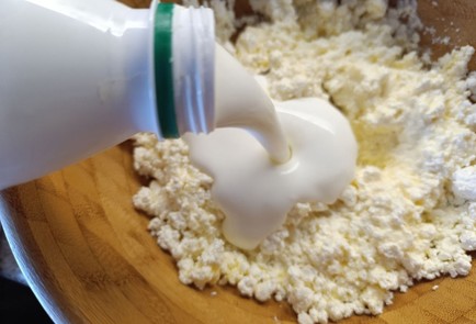 Фото шага рецепта Творожный пирог с яблоком и сливой 190828 шаг 8  