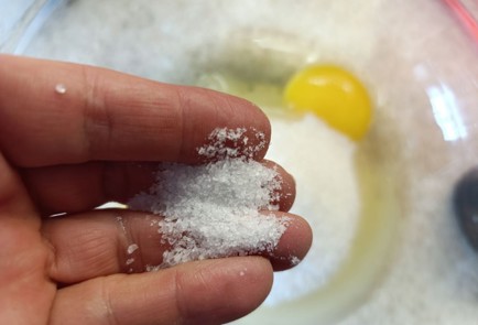 Фото шага рецепта Творожный пирог со сливами 190642 шаг 4  