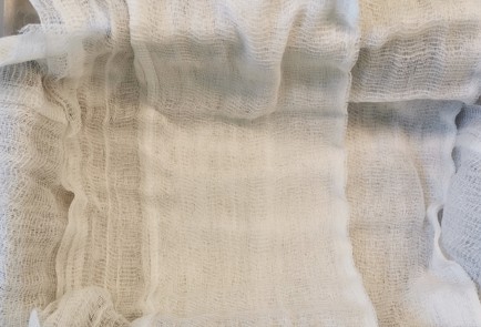 Фото шага рецепта Творожный сыр с зеленым базиликом 174154 шаг 4  