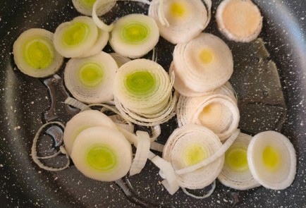 Фото шага рецепта Тыква с беконом пореем и рисом  шаг 7 