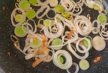 Фото шага рецепта Тыква с беконом пореем и рисом  шаг 8 