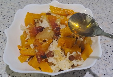 Фото шага рецепта Тыква с рисом изюмом курагой и яблоком запеченная в духовке 187748 шаг 10
