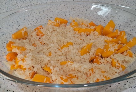 Фото шага рецепта Тыква с рисом изюмом курагой и яблоком запеченная в духовке 187748 шаг 2