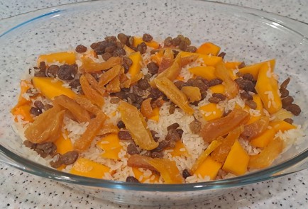 Фото шага рецепта Тыква с рисом изюмом курагой и яблоком запеченная в духовке 187748 шаг 4