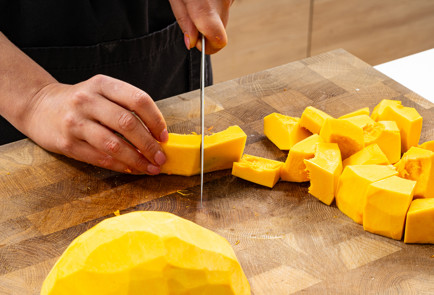 Фото шага рецепта Тыква в духовке кусочками 190419 шаг 2  