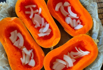 Фото шага рецепта Тыква запеченная половинками с курицей и овощами 174549 шаг 10  