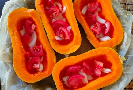 Фото шага рецепта Тыква запеченная половинками с курицей и овощами 174549 шаг 11  