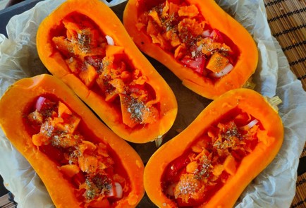 Фото шага рецепта Тыква запеченная половинками с курицей и овощами 174549 шаг 12  