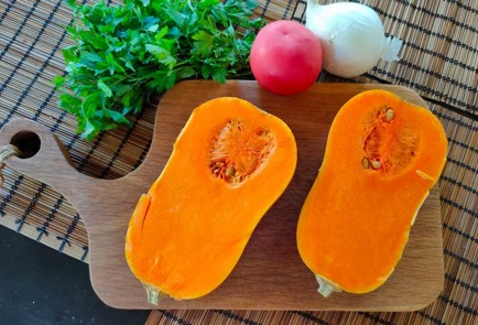 Фото шага рецепта Тыква запеченная половинками с курицей и овощами 174549 шаг 2  