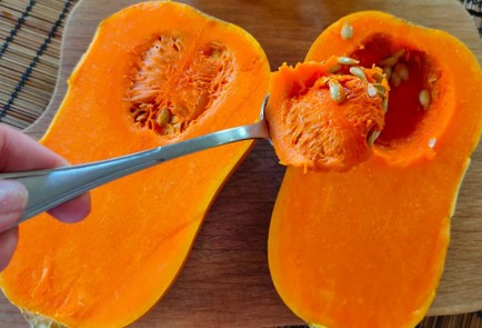 Фото шага рецепта Тыква запеченная половинками с курицей и овощами 174549 шаг 3  