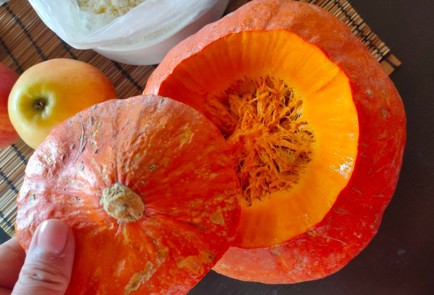 Фото шага рецепта Тыква запеченная с яблоками и творогом 174793 шаг 2  