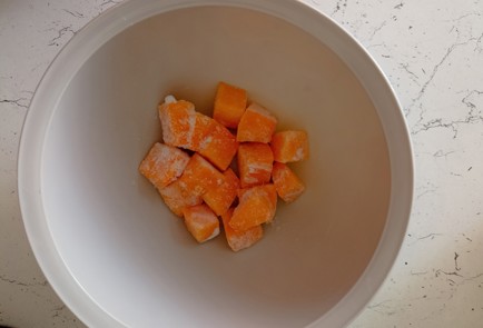 Фото шага рецепта Тыквеннобанановые блины с куркумой 191356 шаг 1  