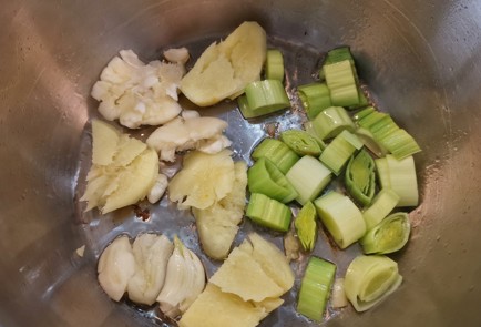 Фото шага рецепта Тыквенный суп со спаржей 152365 шаг 2  