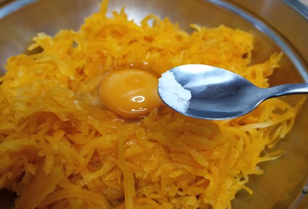 Фото шага рецепта Тыквенные драники 189238 шаг 3  