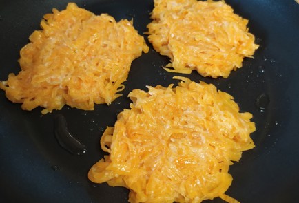 Фото шага рецепта Тыквенные драники 189238 шаг 7  