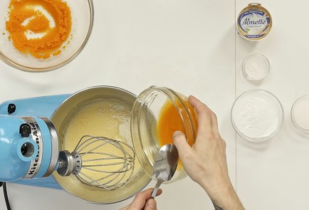 Фото шага рецепта Тыквенные маффины с морковным кремом и карамелью 81274 шаг 3  