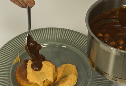 Фото шага рецепта Тыквенные маффины с морковным кремом и карамелью 81274 шаг 7  