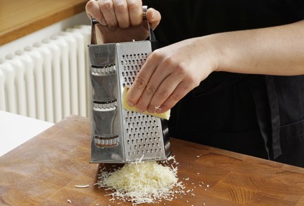 Фото шага рецепта Тыквенные оладьи с пармезаном и чили 152993 шаг 2  