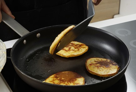 Фото шага рецепта Тыквенные оладьи с пармезаном и чили 152993 шаг 8  