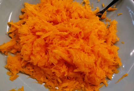 Фото шага рецепта Тыквенные оладьи 191447 шаг 2  