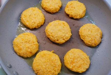 Фото шага рецепта Тыквенные оладьи 191447 шаг 8  