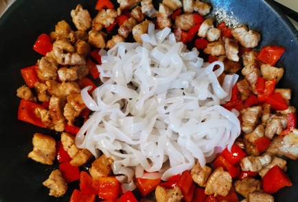 Фото шага рецепта Удон со свининой 189309 шаг 11  