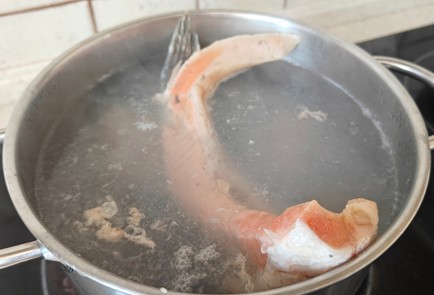 Фото шага рецепта Уха из красной рыбы 191588 шаг 1