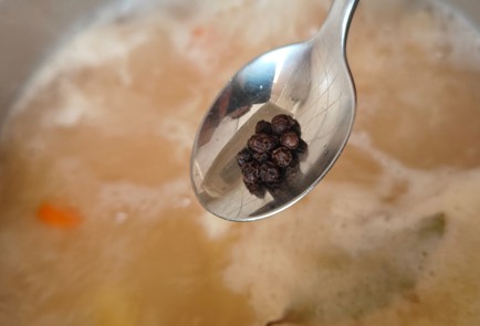 Фото шага рецепта Уха из красной рыбы 191588 шаг 9