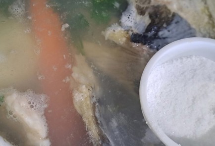 Фото шага рецепта Уха из сома 190577 шаг 4  