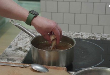 Фото шага рецепта Уха с угольком 152520 шаг 11  