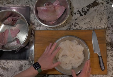 Фото шага рецепта Уха с угольком 152520 шаг 2  