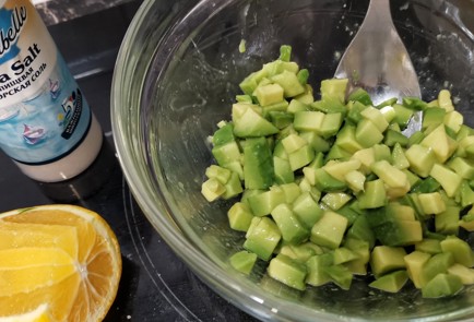 Фото шага рецепта Южный салат с авокадо в сметанном соусе 152337 шаг 1