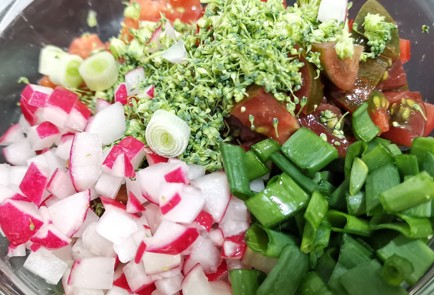 Фото шага рецепта Южный салат с авокадо в сметанном соусе 152337 шаг 2