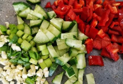 Фото шага рецепта Южный салат с авокадо в сметанном соусе 152337 шаг 4