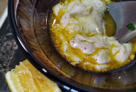 Фото шага рецепта Южный салат с авокадо в сметанном соусе 152337 шаг 5