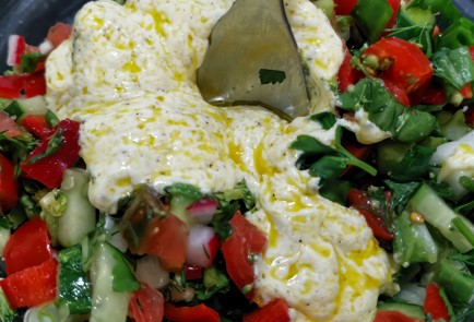 Фото шага рецепта Южный салат с авокадо в сметанном соусе 152337 шаг 6