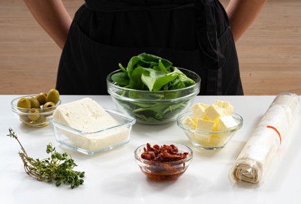 Фото шага рецепта Улитки из теста фило с томатами и оливками 173695 шаг 1  