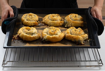 Фото шага рецепта Улитки из теста фило с томатами и оливками 173695 шаг 10  