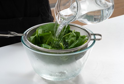 Фото шага рецепта Улитки из теста фило с томатами и оливками 173695 шаг 2  